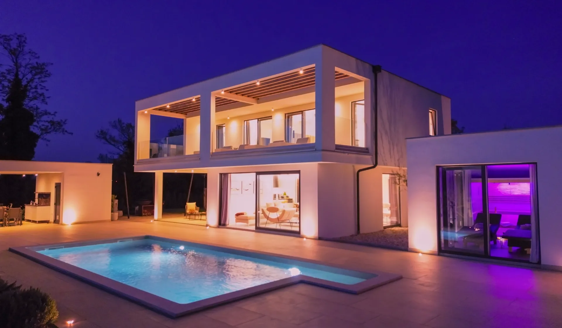 B2B lead generation campaign dashboard showing procurement-stage search intent targeting for a modular building company — LeadGulls